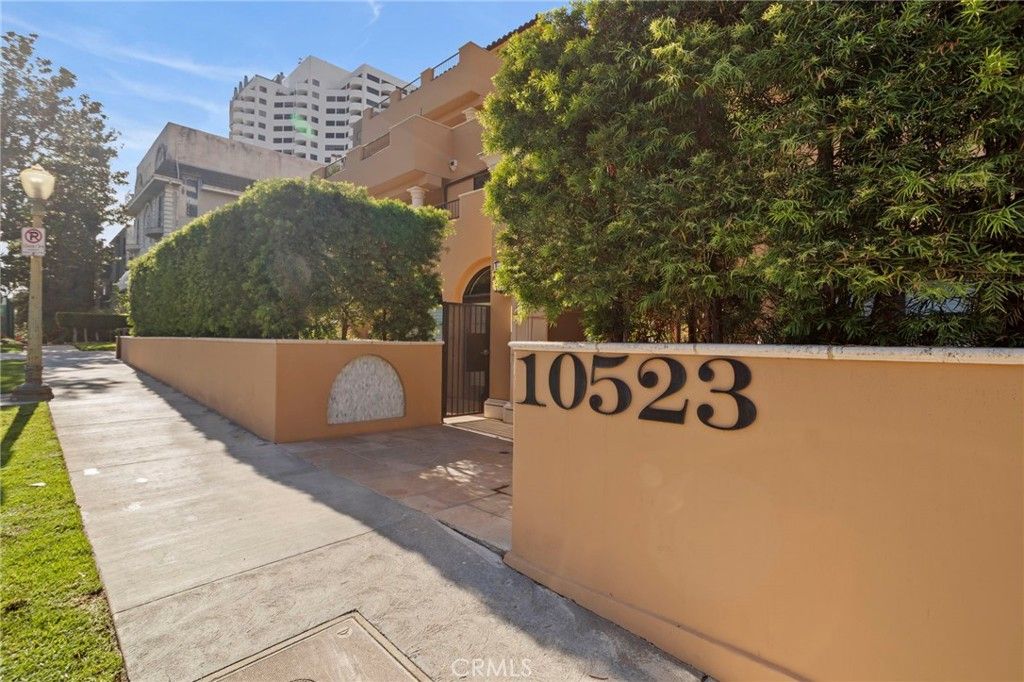 Photo of 10523 Ashton #101, Los Angeles, CA 90024 (MLS # AR25263733)