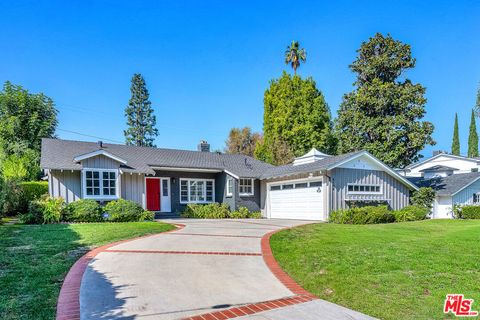 Photo of 5109 Valjean Avenue, Encino, CA 91436 (MLS # 25615037)