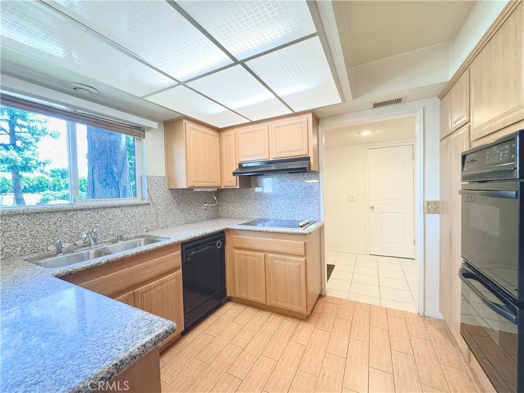 Chatsworth, California 91311, United States, 3 Bedrooms Bedrooms, ,2 BathroomsBathrooms,Residential,Pending,189219