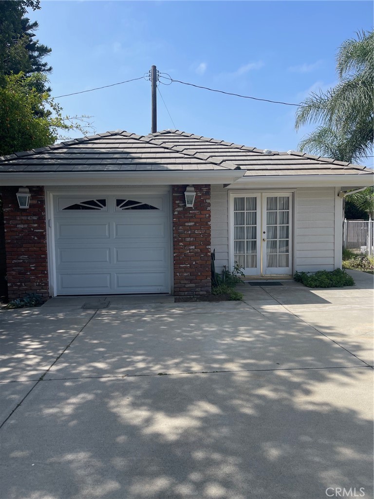 Welcome to this beautifully maintained Pool House (guest house) located behind the main home on one of Arcadia’s most prestigious streets, within the award-winning Arcadia School District. This approximately 500 sq ft unit offers a bright and inviting living room, 1 bedroom and 1 full bath with a mirrored closet, a kitchenette equipped with a mini fridge and electric stove, and an in-unit laundry room with washer/dryer hookups.
Features include dual-pane windows, separate A/C and water heater, and a private entrance through elegant French doors.
Conveniently situated near top-rated schools, parks, markets, restaurants, USC Arcadia Hospital, and The Shops at Santa Anita. Commuter-friendly with easy access to FWY 10, 210, 605, and public transportation. Located in a quiet, well-established neighborhood.
Note: Attached garage is not included in the lease.