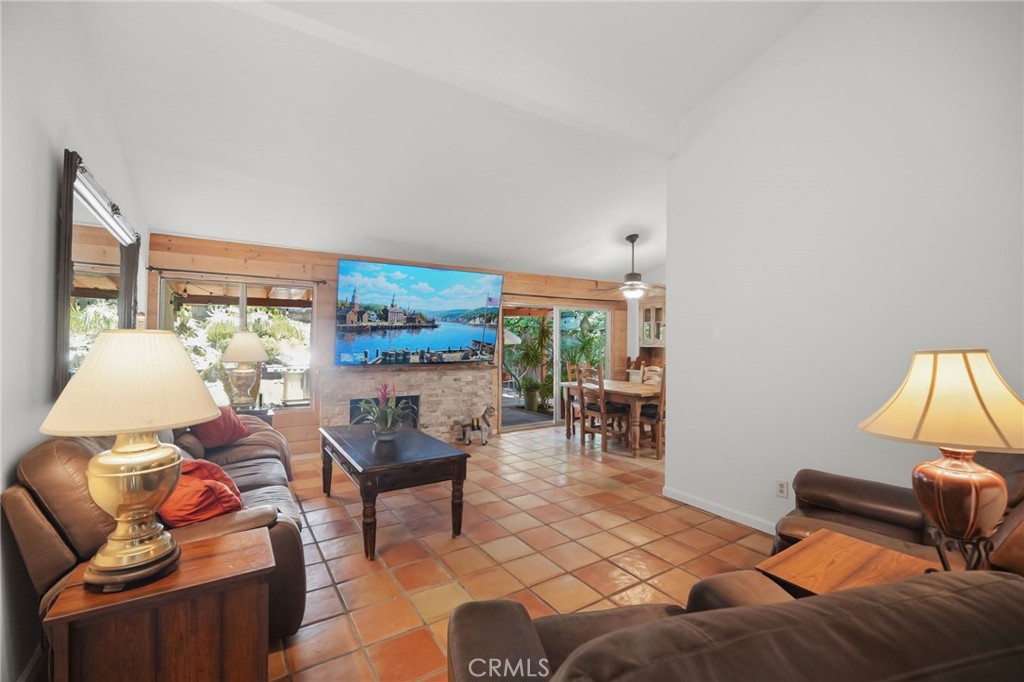 31092 Calle Santa Rosalia
