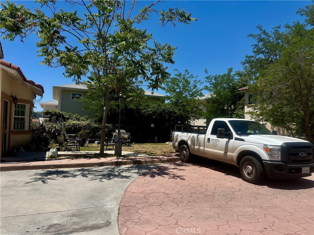 606 W Grand Avenue