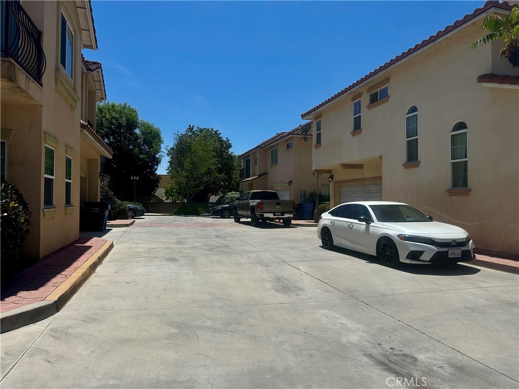 606 W Grand Avenue