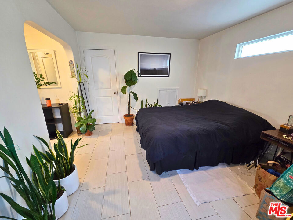 Spacious and bright studio apartment in a well-maintained Santa Monica building. This recently renovated unit features a separate kitchen, air conditioning, and includes all utilities plus internet. Enjoy the convenience of an assigned parking space and access to a community courtyard. Excellent location within proximity to Trader Joe's, Saint John's Health Center, and UCLA Medical Center.
