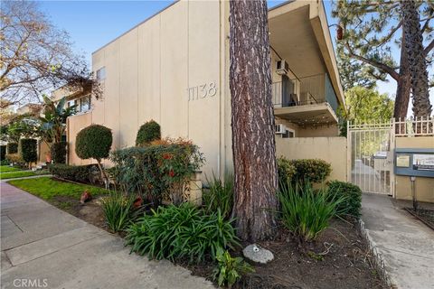 Photo of 11138 Aqua Vista St #55, North Hollywood, CA 91602 (MLS # SR26089908)