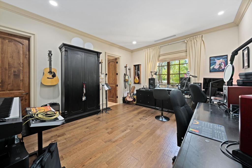 listing image 130725270402954855323