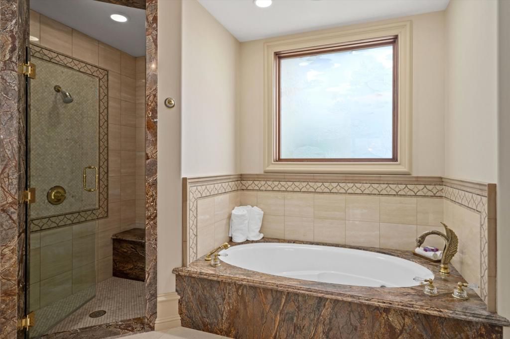 listing image 130723799216851900585