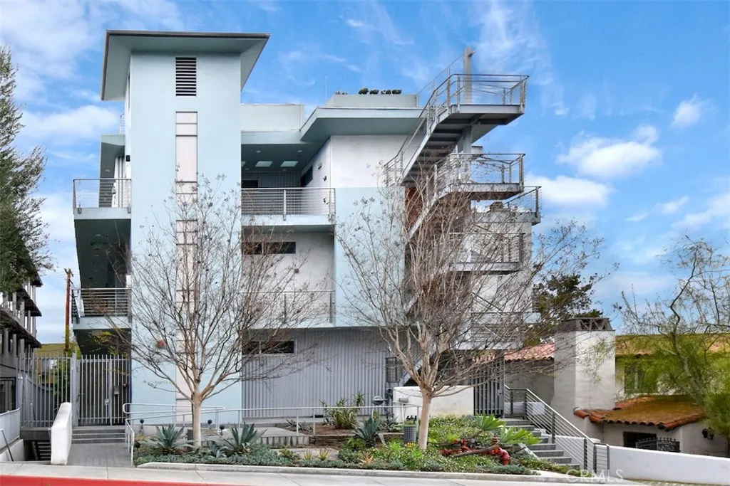 West Hollywood, California 90069, United States, 2 Bedrooms Bedrooms, ,3 BathroomsBathrooms,Residential,Active,204388