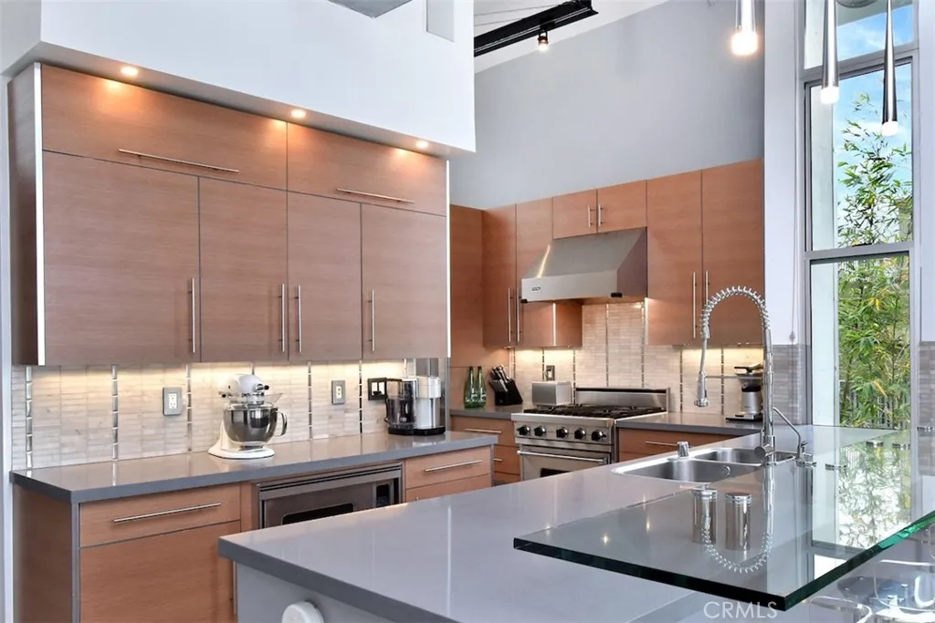 West Hollywood, California 90069, United States, 2 Bedrooms Bedrooms, ,3 BathroomsBathrooms,Residential,Active,204388