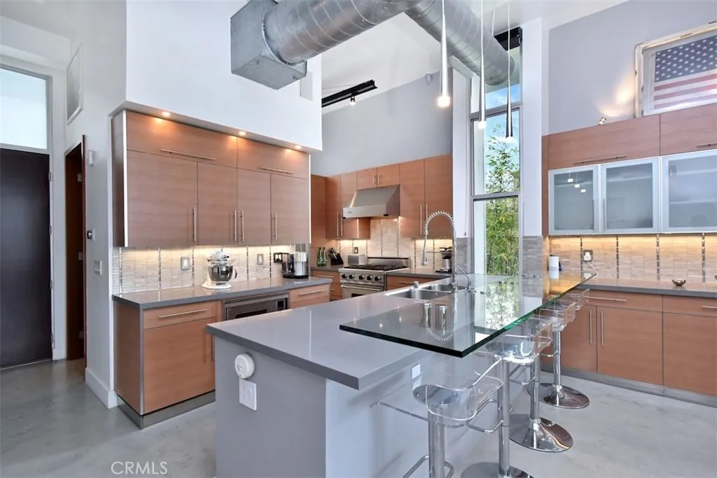 West Hollywood, California 90069, United States, 2 Bedrooms Bedrooms, ,3 BathroomsBathrooms,Residential,Active,204388