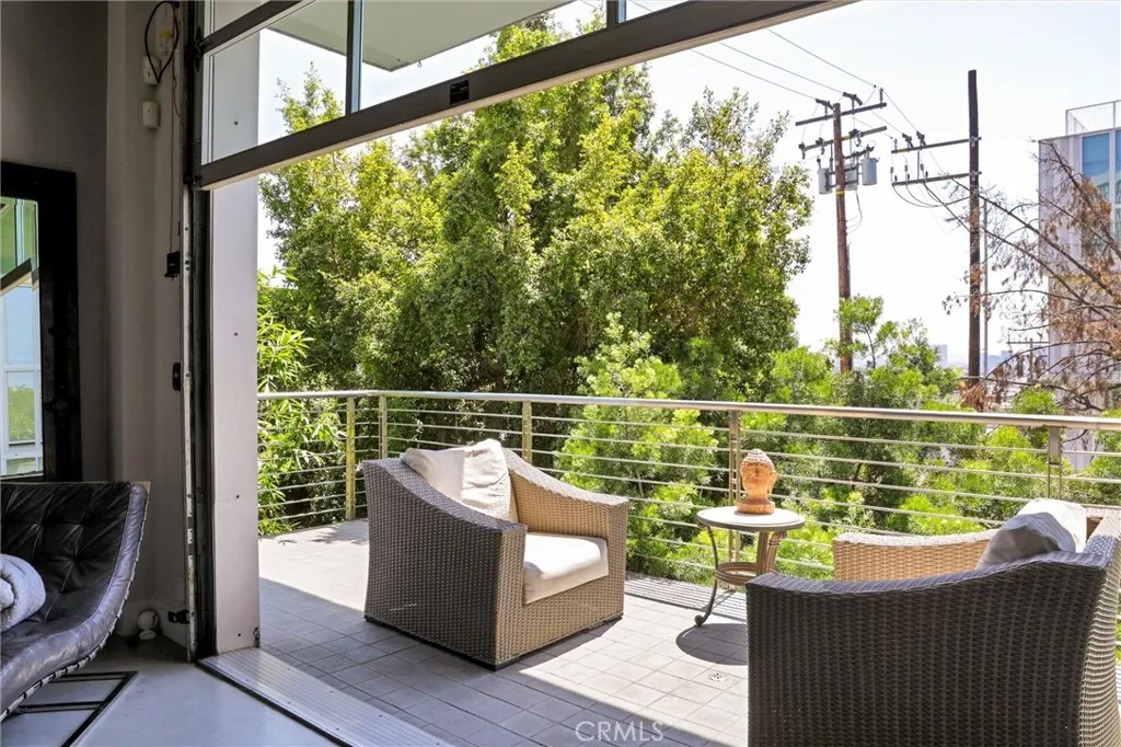 West Hollywood, California 90069, United States, 2 Bedrooms Bedrooms, ,3 BathroomsBathrooms,Residential,Active,204388