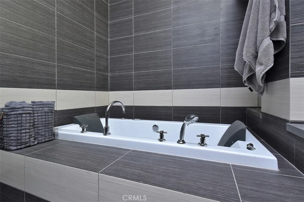 West Hollywood, California 90069, United States, 2 Bedrooms Bedrooms, ,3 BathroomsBathrooms,Residential,Active,204388