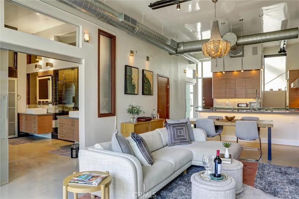 West Hollywood, California 90069, United States, 2 Bedrooms Bedrooms, ,3 BathroomsBathrooms,Residential,Active,204388