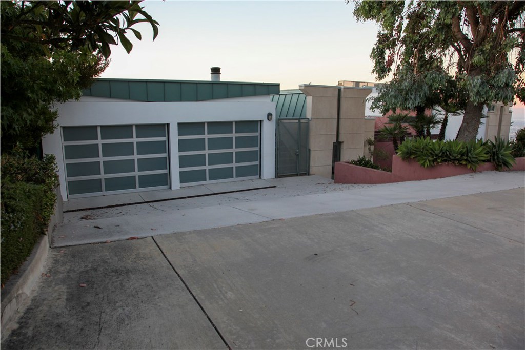 3807 Crest Road