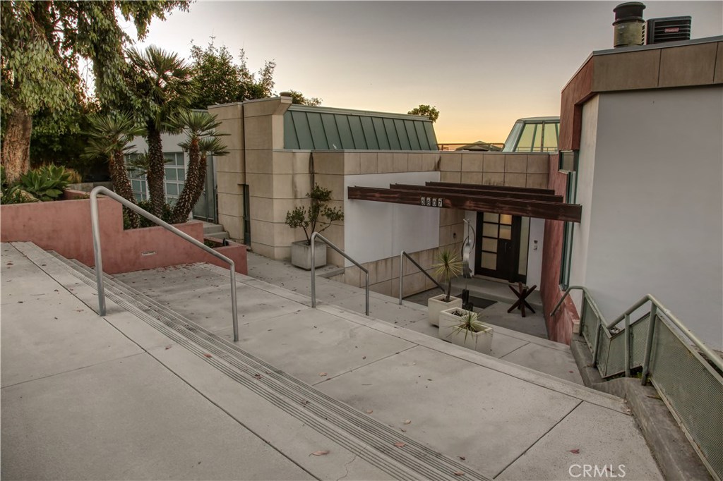 3807 Crest Road