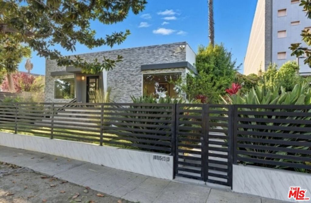 Photo of 10915 Ayres Avenue, Los Angeles, CA 90064 (MLS # 26752369)