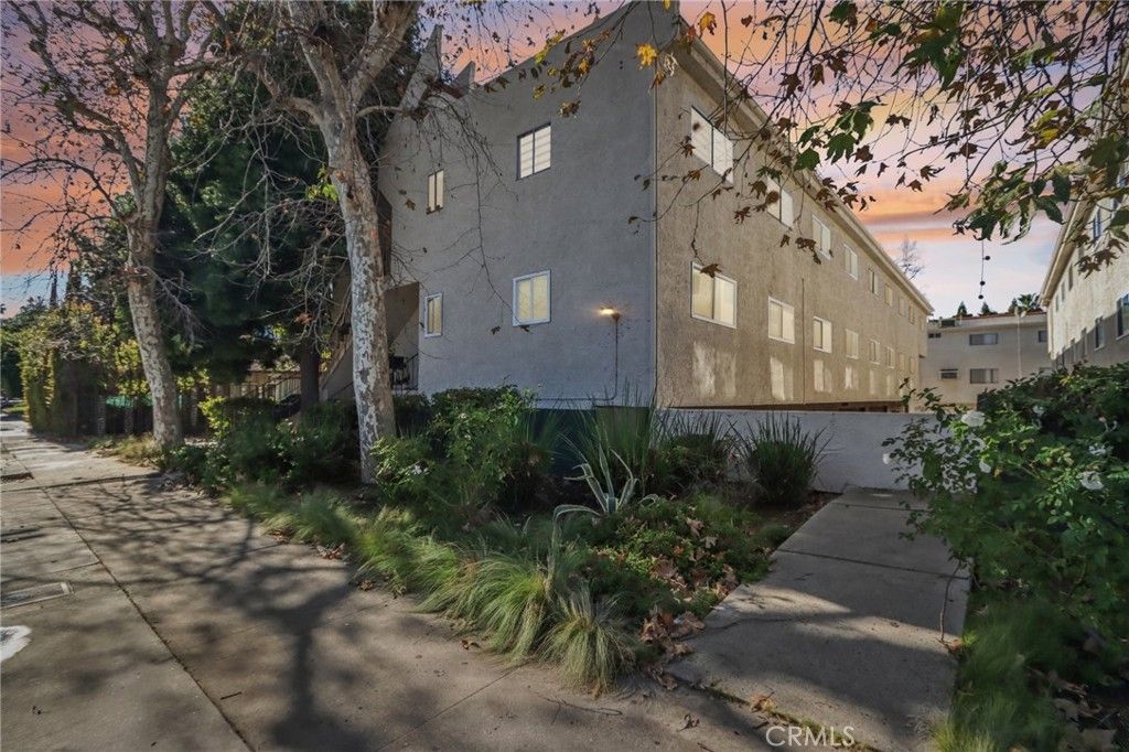 Photo of 7439 Woodman Avenue #31, Van Nuys, CA 91405 (MLS # SR26055832)