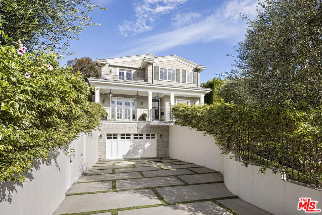 Photo of 1400 Warnall Avenue, Los Angeles, CA 90024 (MLS # 26839053)