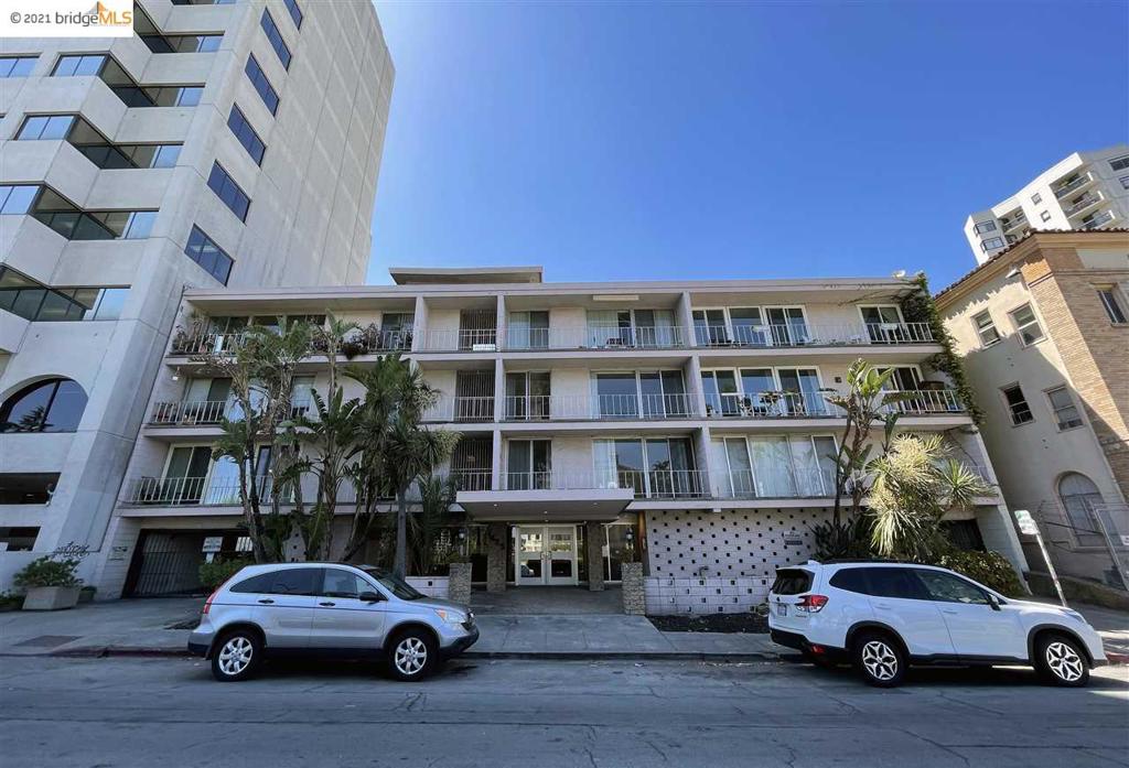One bedroom condo situated across the street of Lake Merritt. This is a corner unit away from street traffic with less common walls and more privacy. It is walking distance to BART stations, Chinatown, City Center, Laney college and Oakland Museum. It is also minute drive to Freeway I-880/I-980 - Bay Bridge. 1425 Lakeside is a professionally managed, secure building with low HOA dues, an elevator, shared laundry and swimming pool.