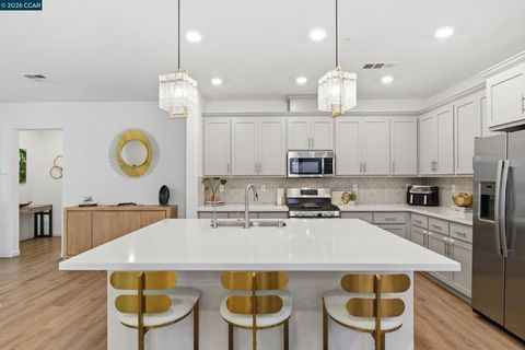 Photo of 5 Brookdale Court Ct, Pittsburg, CA 94565 (MLS # 41128455)