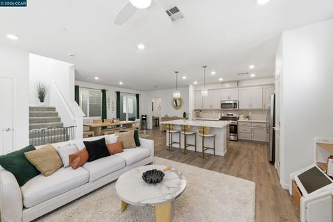 Photo of 5 Brookdale Court Ct, Pittsburg, CA 94565 (MLS # 41128455)