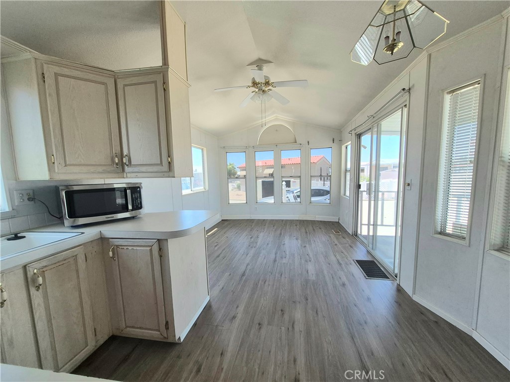 1295 S Cawston