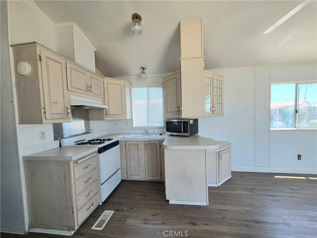 1295 S Cawston