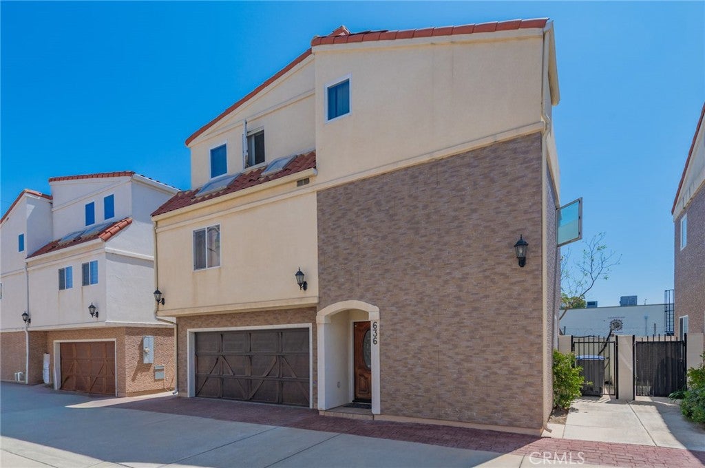 636 E 220th