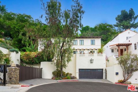 Photo of 7939 Hillside Avenue, Los Angeles, CA 90046 (MLS # 25611365) Photo of 7939 Hillside Avenue, Los Angeles, CA 90046 (MLS # 25611365)