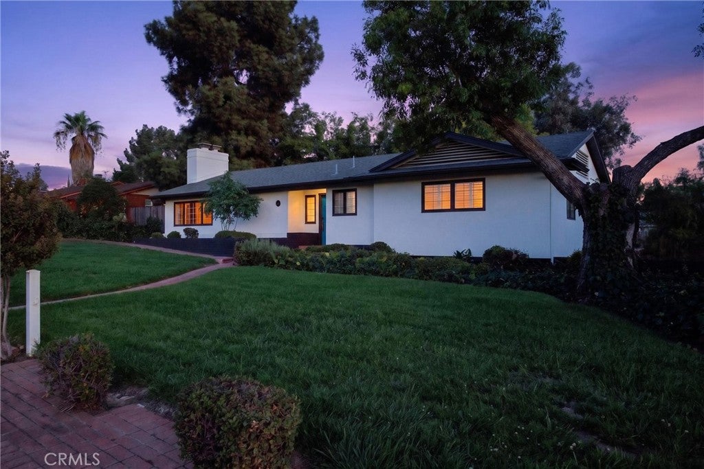 636 E Mariposa