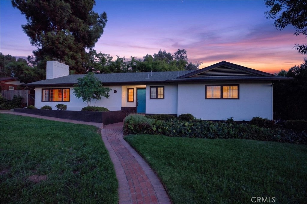 636 E Mariposa