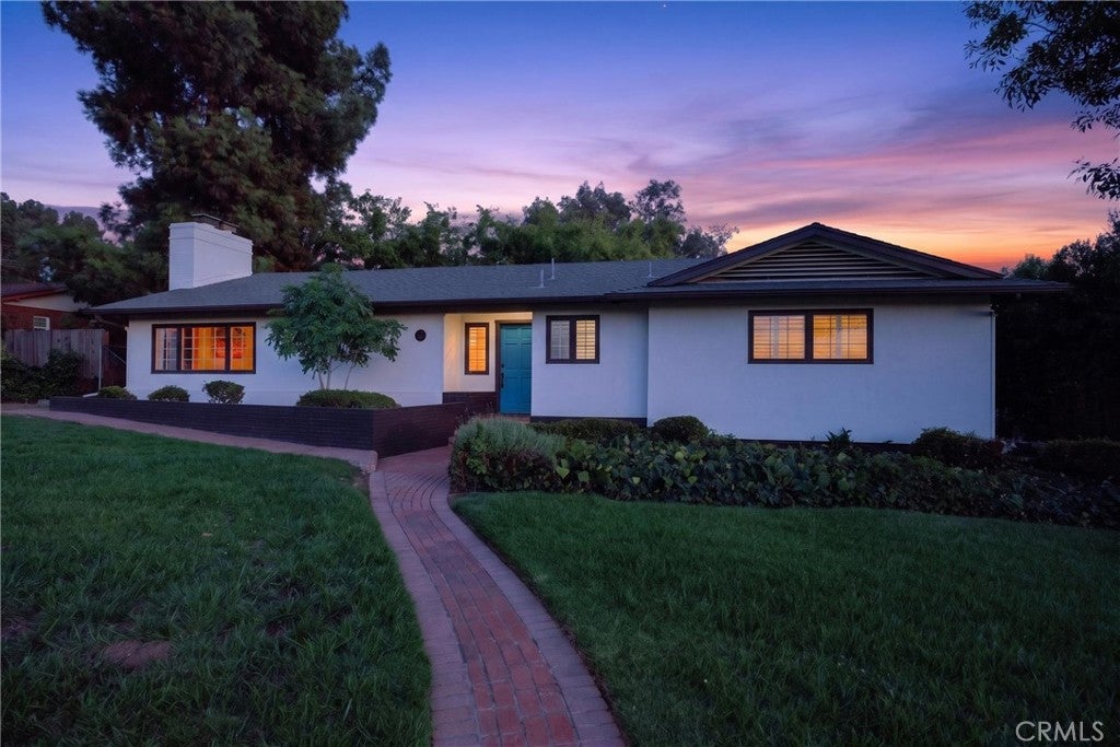 636 E Mariposa