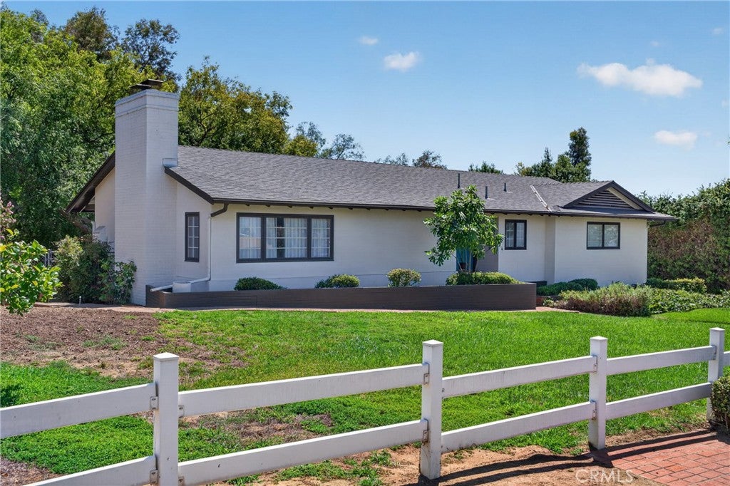 636 E Mariposa