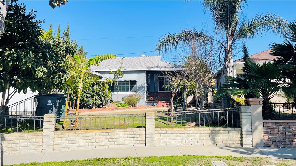 Charming 2-Bedroom Home in the Heart of Lakewood. Surrounded by lush fruit trees, this inviting property offers a perfect blend of comfort and
convenience. Ideally located near major freeways, shopping malls, top-rated schools, and scenic parks, you ll have everything you need just minutes away. Whether you're looking for a peaceful retreat or easy access to city amenities, this home has it all. Don t miss out on this incredible opportunity schedule a viewing today!