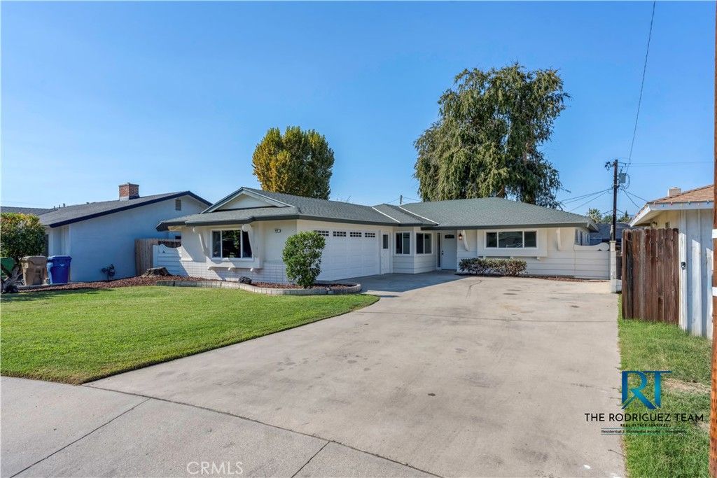 Photo of 409 Brynhurst Way, Bakersfield, CA 93304 (MLS # NS25255160)