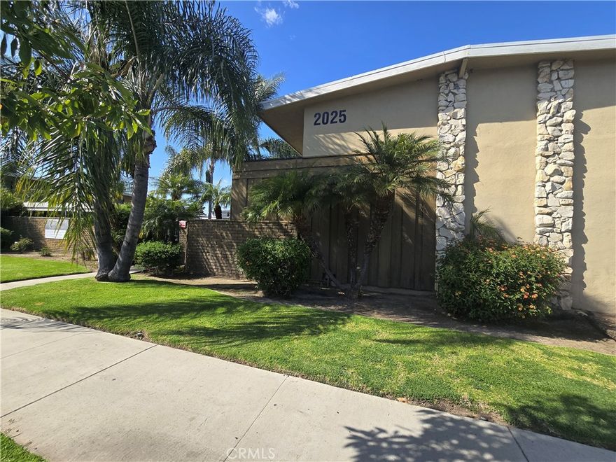 **RENT SPECIAL - FIRST MONTH FREE!!**


Lovely remodeled second floor 1Bed/1Bath apartment unit with 1-car assigned parking inside a shared garage in Fullerton. Appliances- Stove/Oven. There is a laundry room on-site for tenant's convenience. Short distance to shops, restaurants, and Fullerton College. Easy access to the 57 freeway.