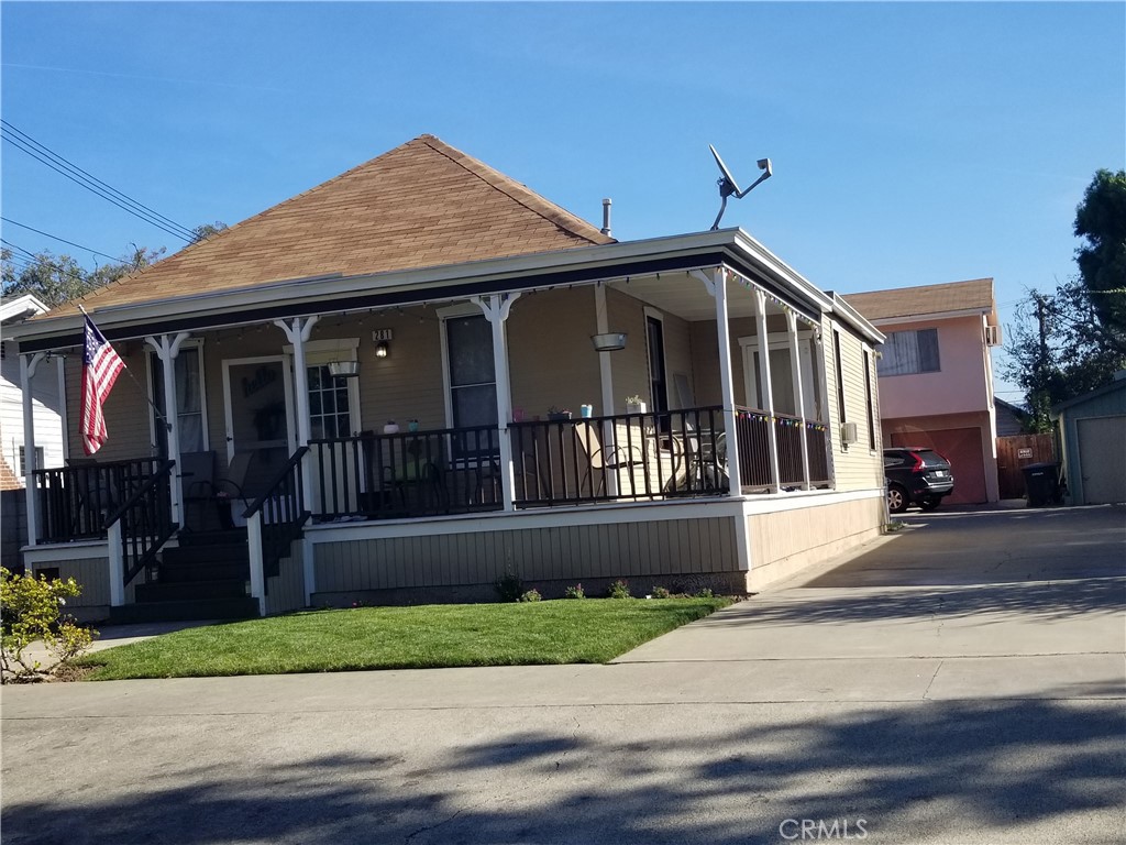cute craftsman 3 bd/2ba front house in best Old Town Orange location with immediate proximity to Chapman University and Old Town Orange dining, shopping and entertainment district. This property does not have a rear yard, it's part of a 4-plex, common area coin-operated laundry. Only 1 parking space in front of a single-car garage that typically has been used as storage.