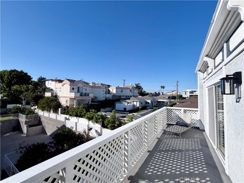 Tiny photo for 1421 12th Street #5, Manhattan Beach, CA 90266 (MLS # IN26185937)