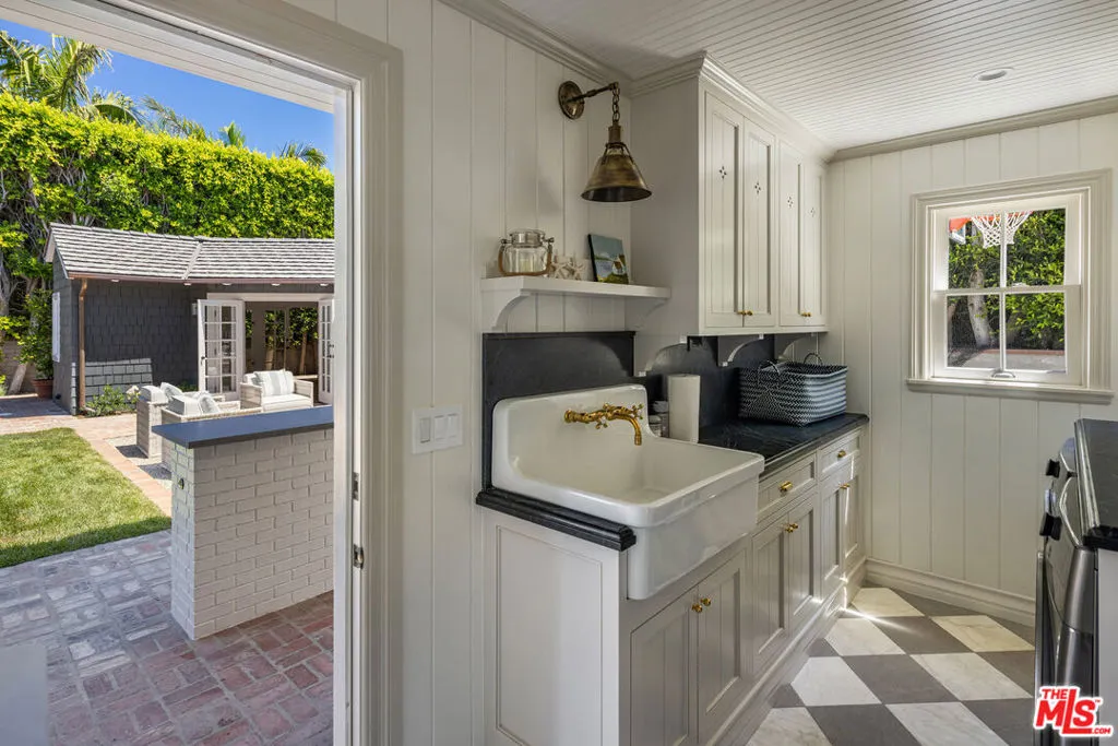 Pacific Palisades, California 90272, United States, 6 Bedrooms Bedrooms, ,6 BathroomsBathrooms,Residential,Active,186905