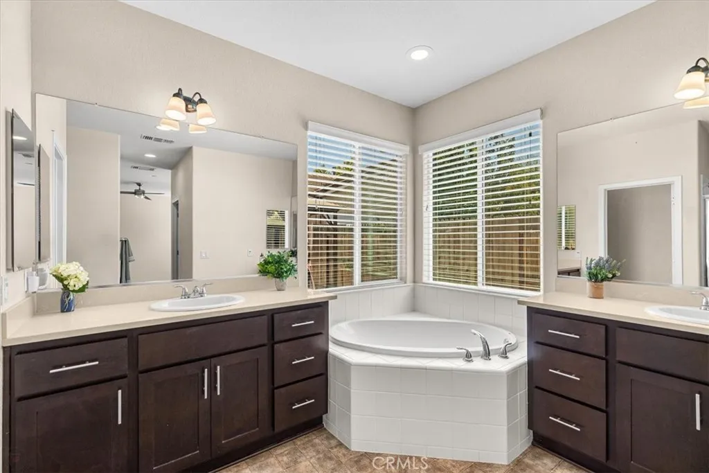 Atwater, California 95301, United States, 4 Bedrooms Bedrooms, ,4 BathroomsBathrooms,Residential,Pending,190568