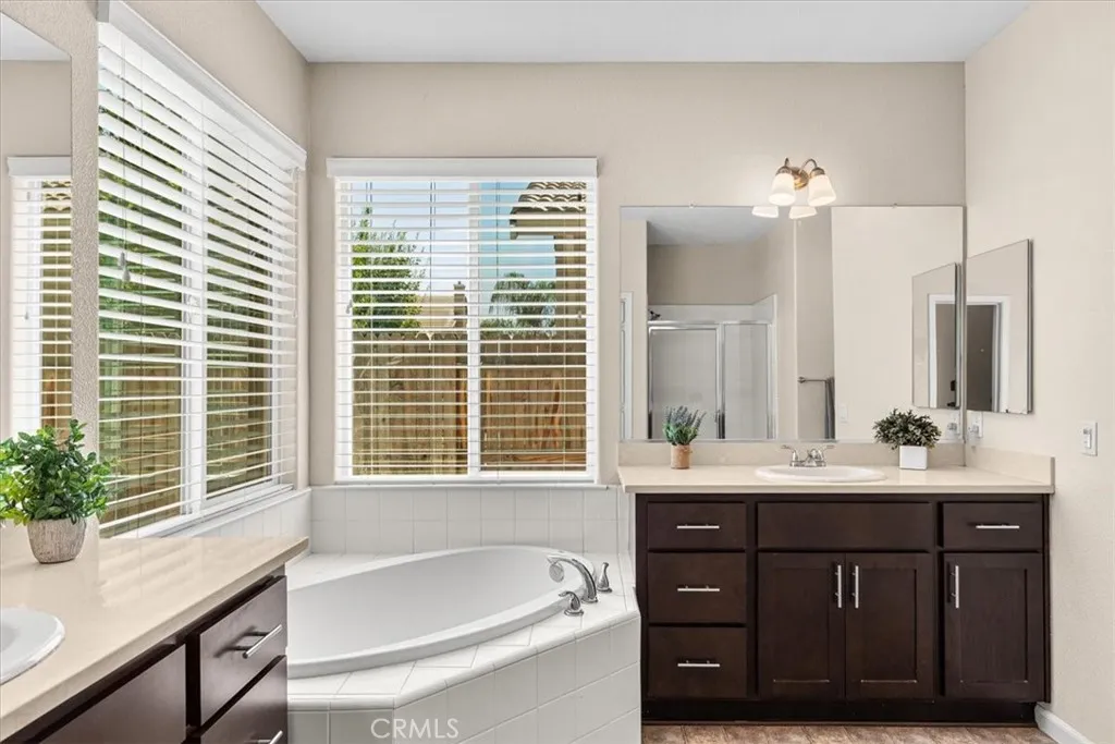 Atwater, California 95301, United States, 4 Bedrooms Bedrooms, ,4 BathroomsBathrooms,Residential,Pending,190568