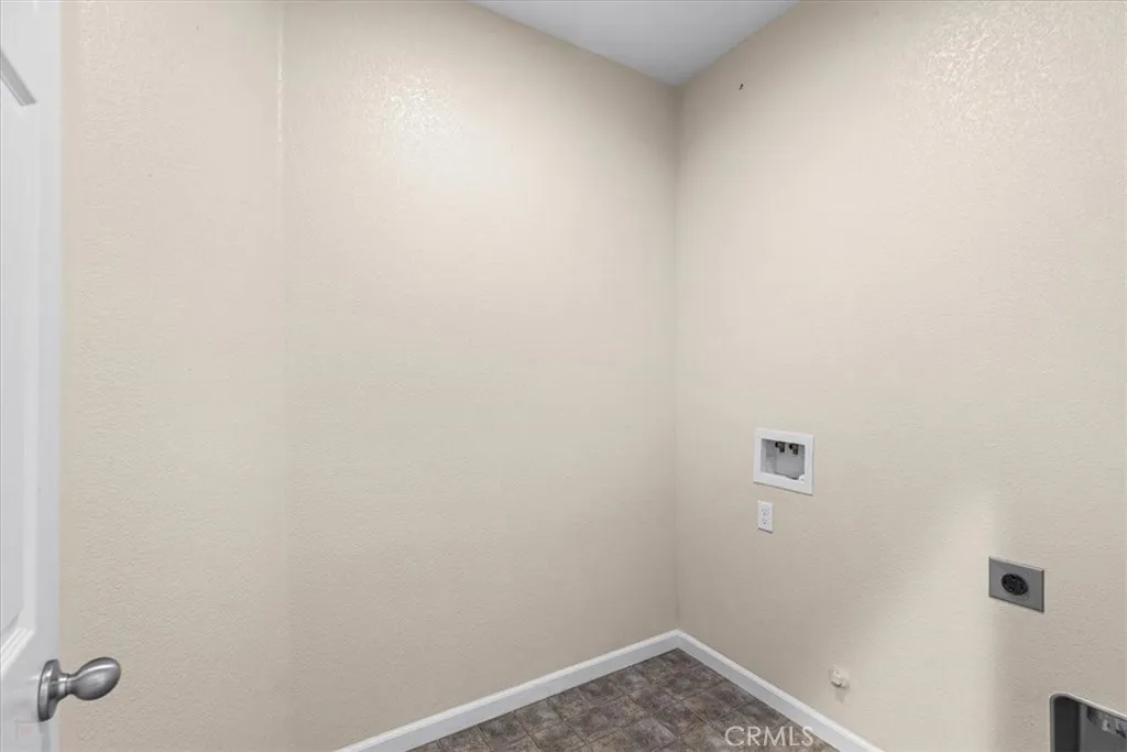 Atwater, California 95301, United States, 4 Bedrooms Bedrooms, ,4 BathroomsBathrooms,Residential,Pending,190568