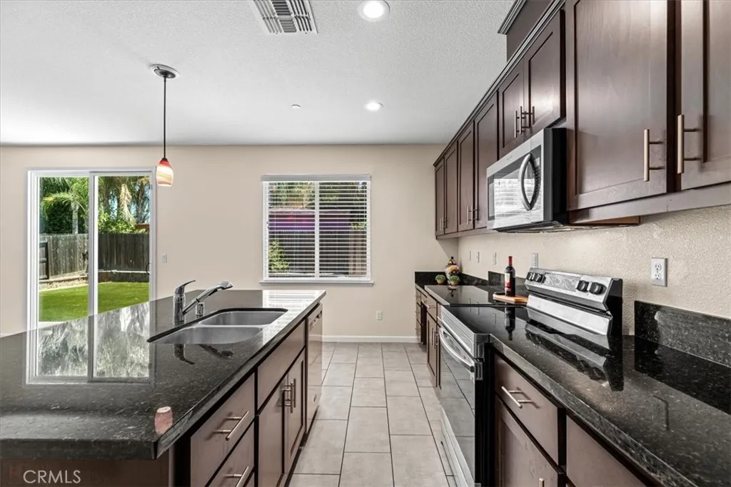 Atwater, California 95301, United States, 4 Bedrooms Bedrooms, ,4 BathroomsBathrooms,Residential,Pending,190568