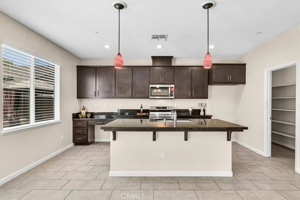 Atwater, California 95301, United States, 4 Bedrooms Bedrooms, ,4 BathroomsBathrooms,Residential,Pending,190568