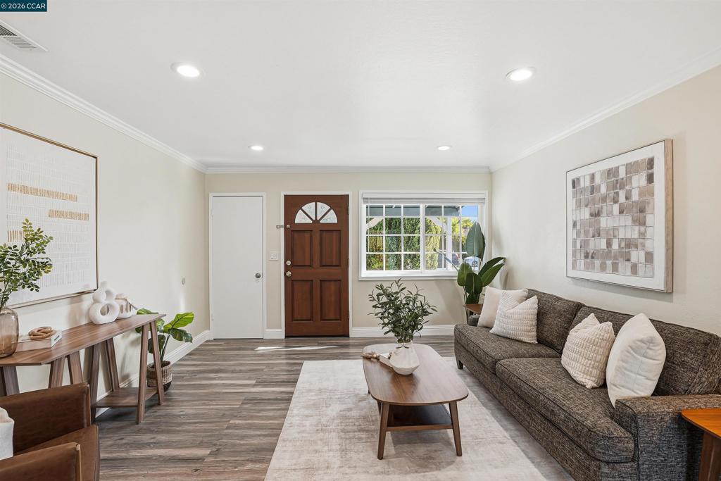 219 W Leland Rd