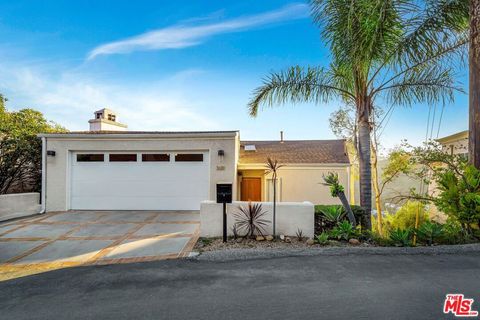 Photo of 3681 Alta Mesa Drive, Studio City, CA 91604 (MLS # 26643813)