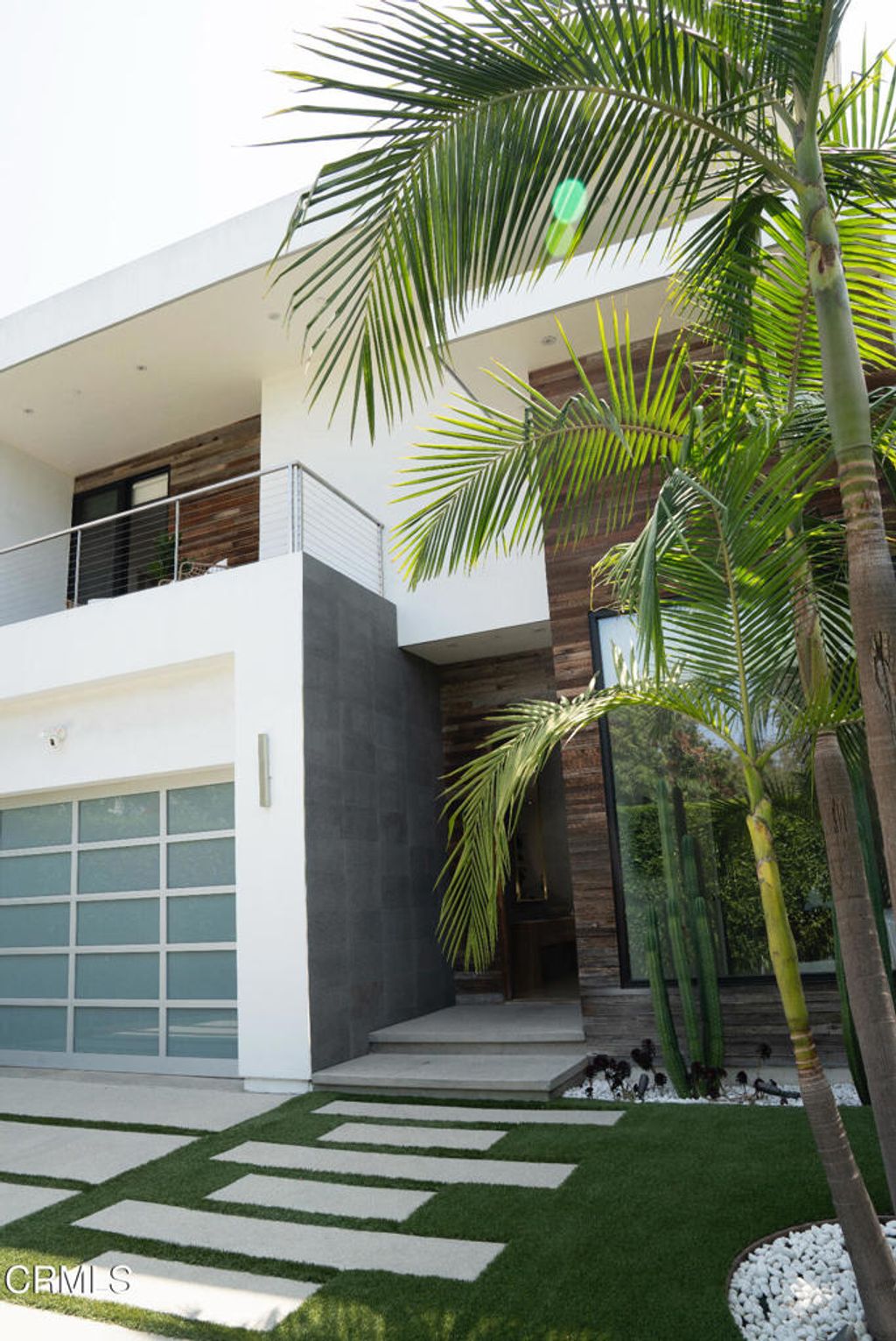 Photo of 132 N Laurel Avenue, Los Angeles, CA 90048 (MLS # V1-32469)