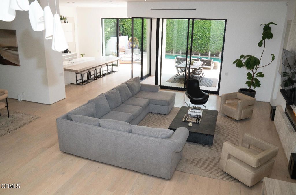 Photo of 132 N Laurel Avenue, Los Angeles, CA 90048 (MLS # V1-32469)