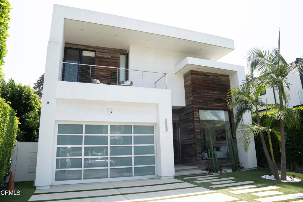 Photo of 132 N Laurel Avenue, Los Angeles, CA 90048 (MLS # V1-32469)