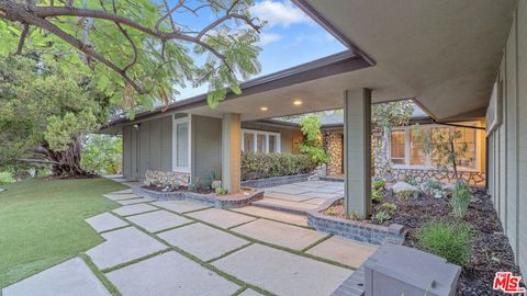 Photo of 5858 Mcdonie Avenue, Woodland Hills, CA 91367 (MLS # 25594137)